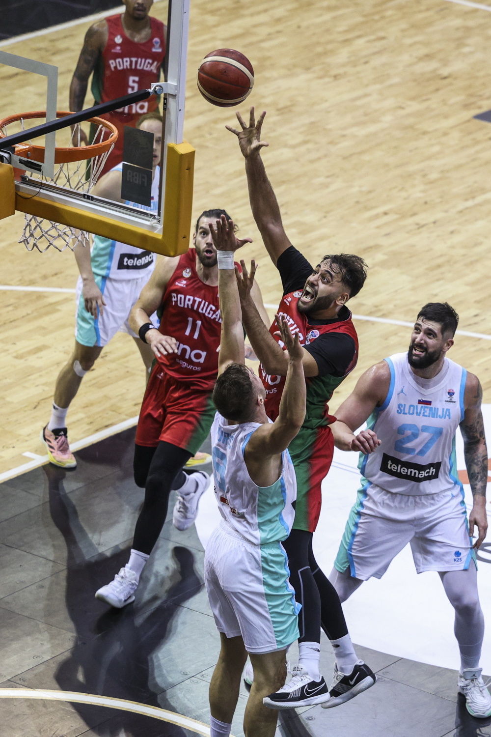 爱游戏体育-葡萄牙队碾压波兰队，奥恰洛夫统治全场