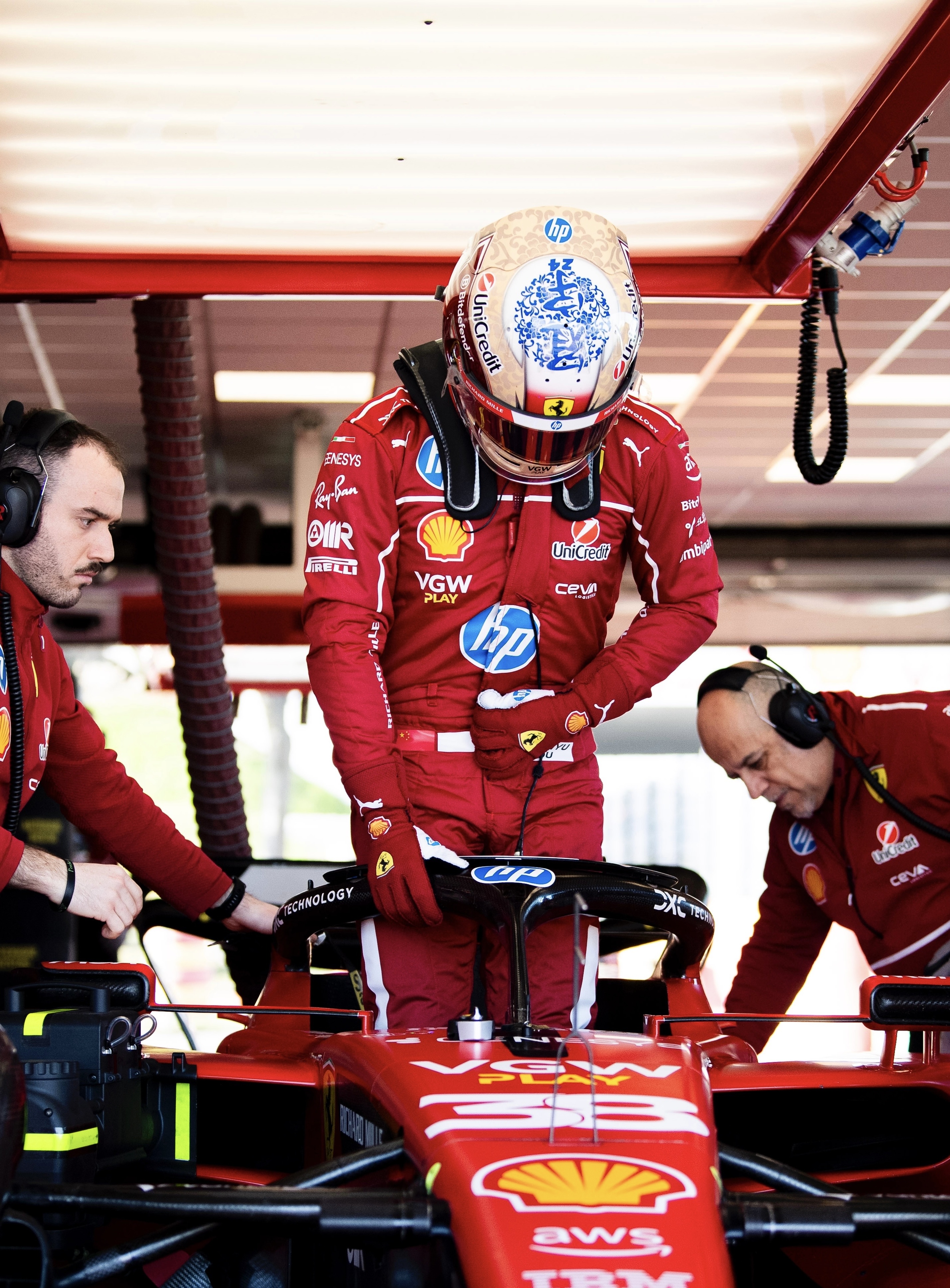 红牛车队完胜红牛二队，周冠宇统治全场