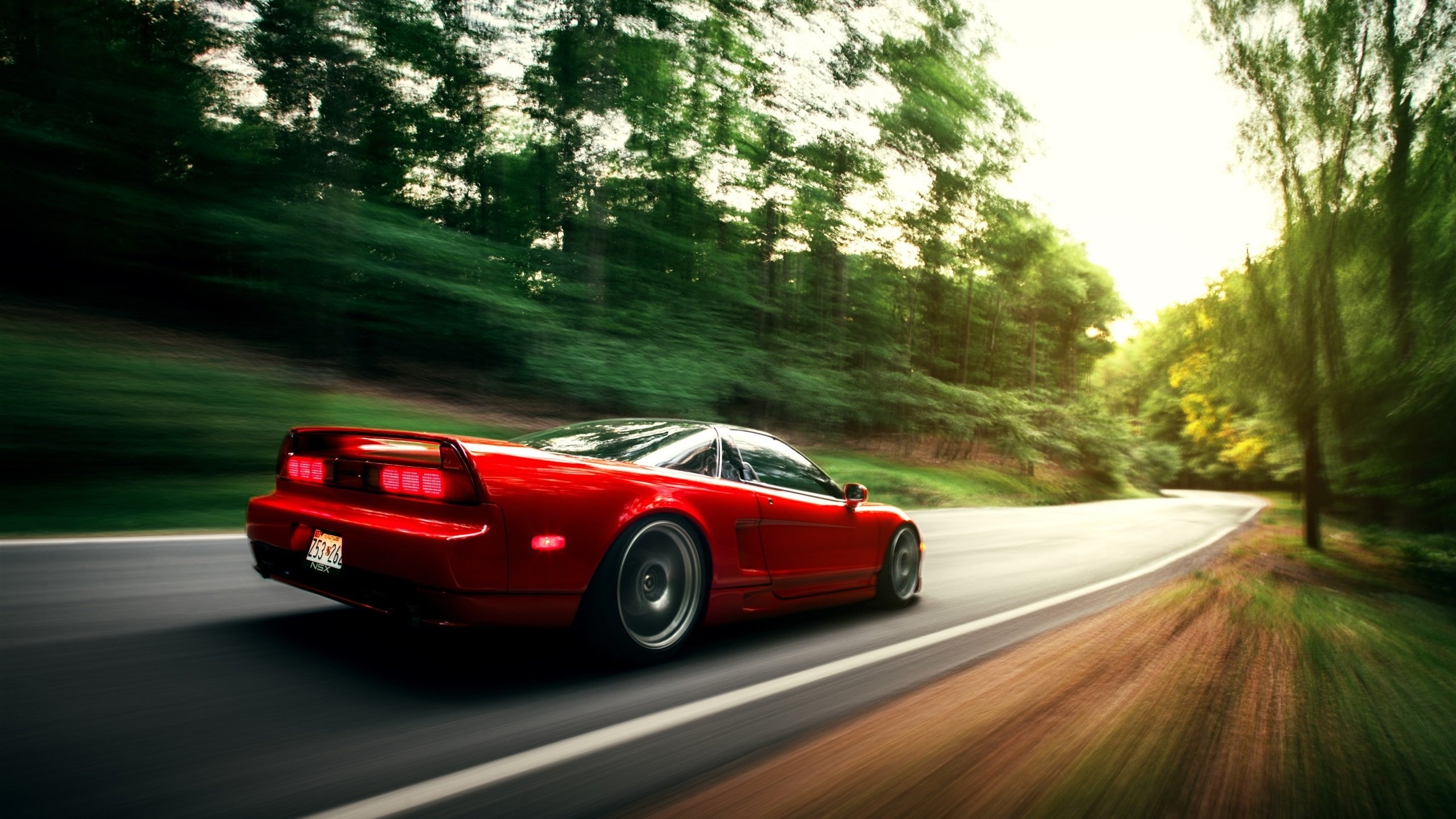 汉密尔顿驾阿斯顿马丁力压迈凯伦，全场统治演绎赛车传奇