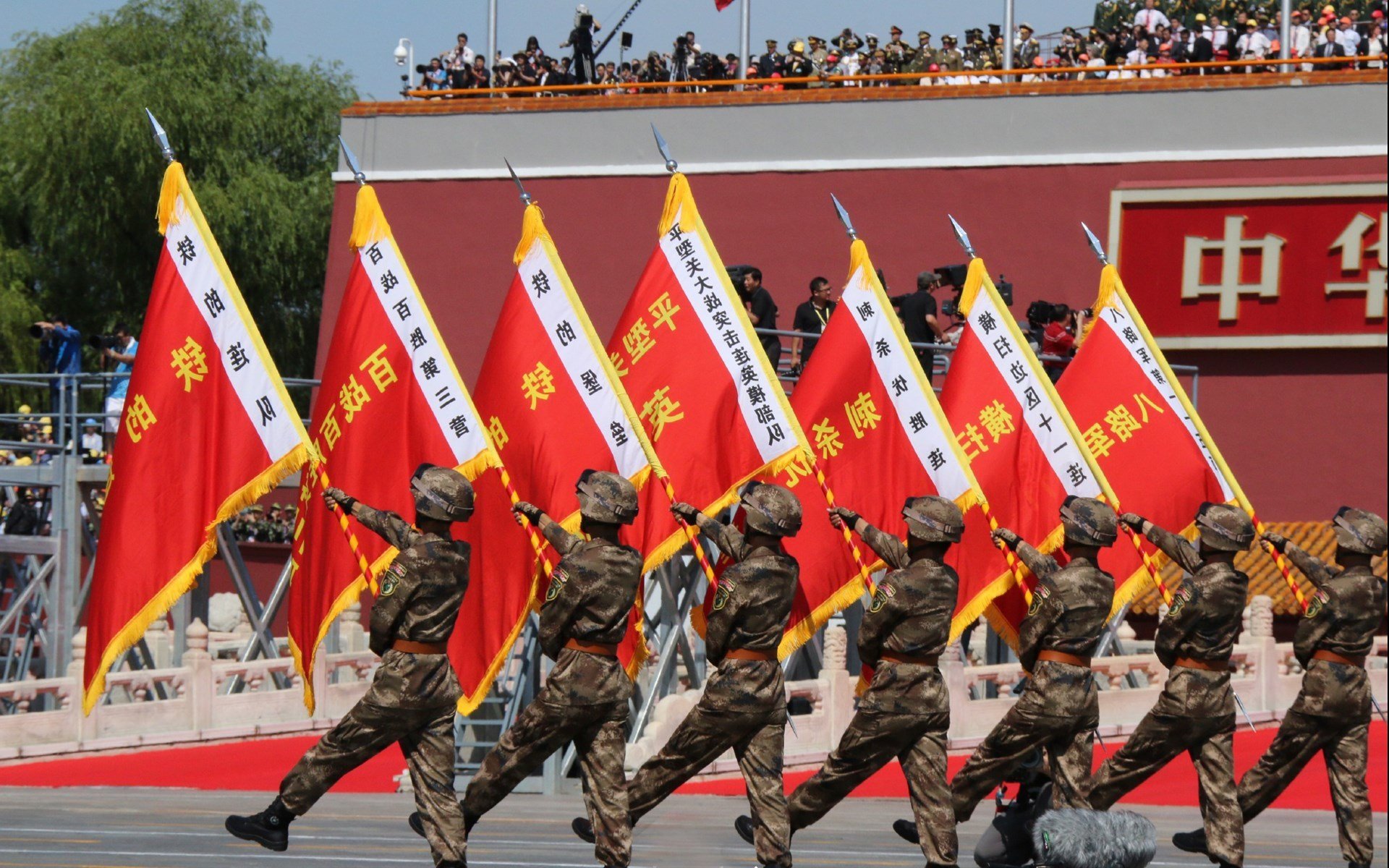 终场哨响前，他为中国按下暂停键，门迪的超现实扑救与文明的补时阶段