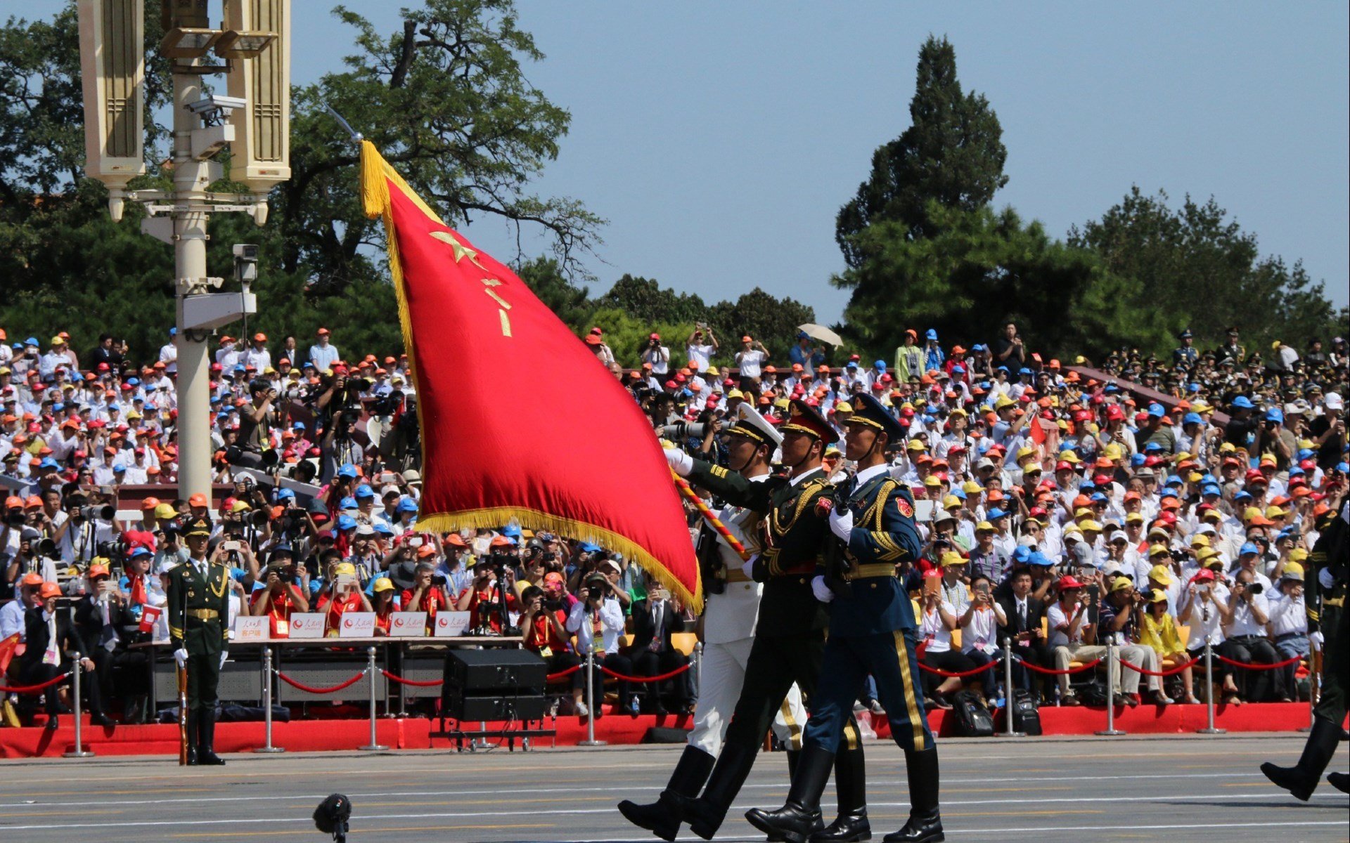 平行世界的绿茵与硬木，当欧冠的雄鹿爆冷深圳队